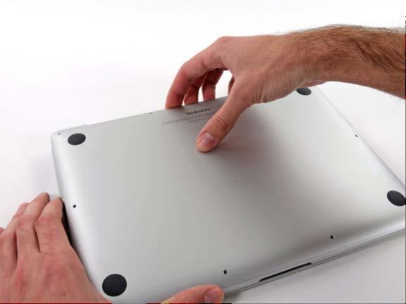 Stap 3: 13 MacBook Pro bodemplaat verwijderen De bodemplaat kan nu van de MacBook worden gehaald.