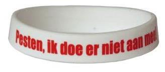 Uw kind heeft een armbandje gekregen met de tekst: Op onze school zijn we tegen pesten of Pesten, ik doe er niet aan mee!