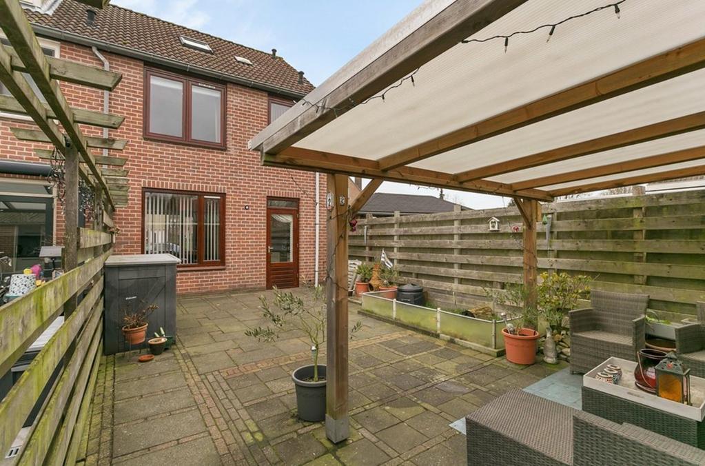 Indeling Tuin De tuin ligt op het zuidoosten en is onderhoudsvriendelijk ingericht. Achterin staat een grote schuur (4 x 4 m.) met veranda waar het in de zomer fijn vertoeven is!