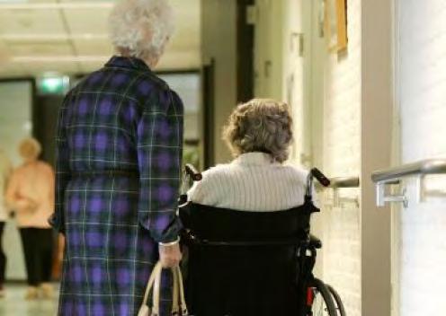 IN ZORGGEBOUWEN STOPT DE LEUNING BIJ ELKE DEUR HIERDOOR