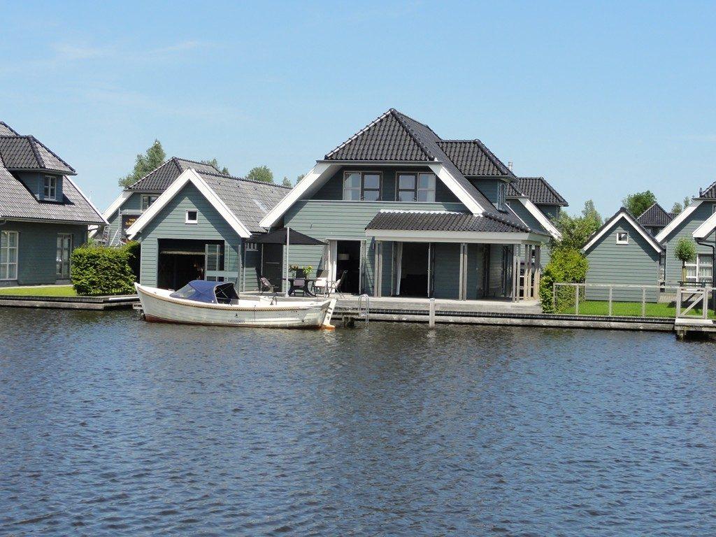 625.000 K.K. Wonen aan open vaarwater nabij het Sneekermeer staat deze luxueuze recreatievilla met boothuis.