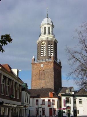 Toren d Olle Witte Torenstraat 10 De van de Marktpleinkerk losstaande toren (15 e eeuw) heeft in de 16 e eeuw zijn grootste omvang bereikt. De vierkante torenstomp herbergt o.a. gevangeniscellen.
