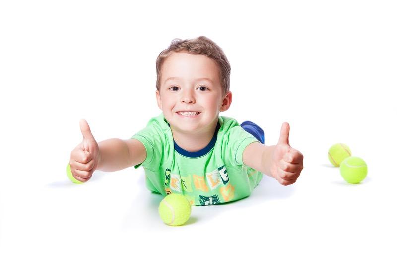 STAGES & KAMPEN 6 We maken een onderscheid tussen stages en kampen. Kampen hebben als doel onze kinderen een leuke tennisweek te laten beleven en de nieuwkomers te laten kennismaken met onze sport.