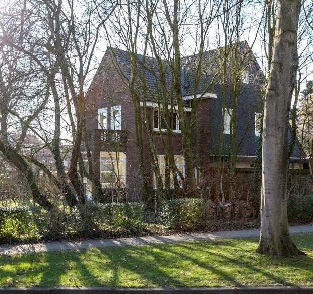 3 De Geldersche Makelaar B.V. INLEIDING Op een perfecte en gewilde locatie in Oosterbeek ligt deze fantastische vrijstaande jaren-30 villa volledig onder architectuur verbouwd.