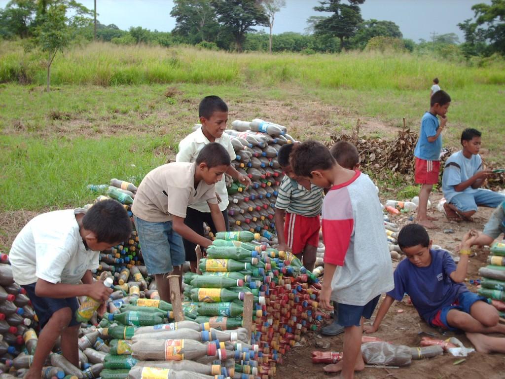 4. Een school bouwen met flessen in Honduras Bekijk de foto s en: