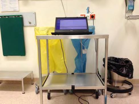 Afbeelding 4.7: overzicht van de laptop die gelokaliseerd is aan de rand van de operatiekamer, buiten het laminair down flow systeem/plenum. Afbeelding 4.
