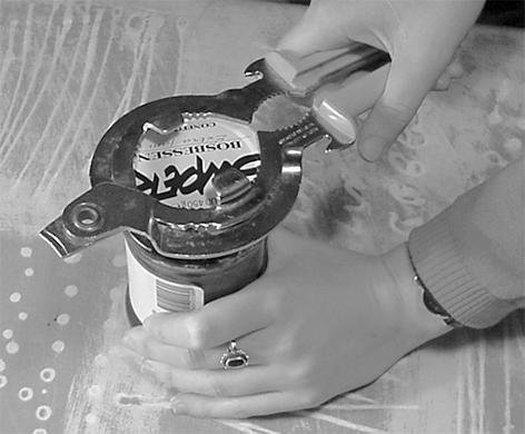 Het deksel van een nieuwe pot jam is vaak moeilijk los te draaien. Met een jampot-opener gaat dit gemakkelijker. 1p 28 Je ziet twee zinnen over het vastpakken van het handvat van de jampot-opener.