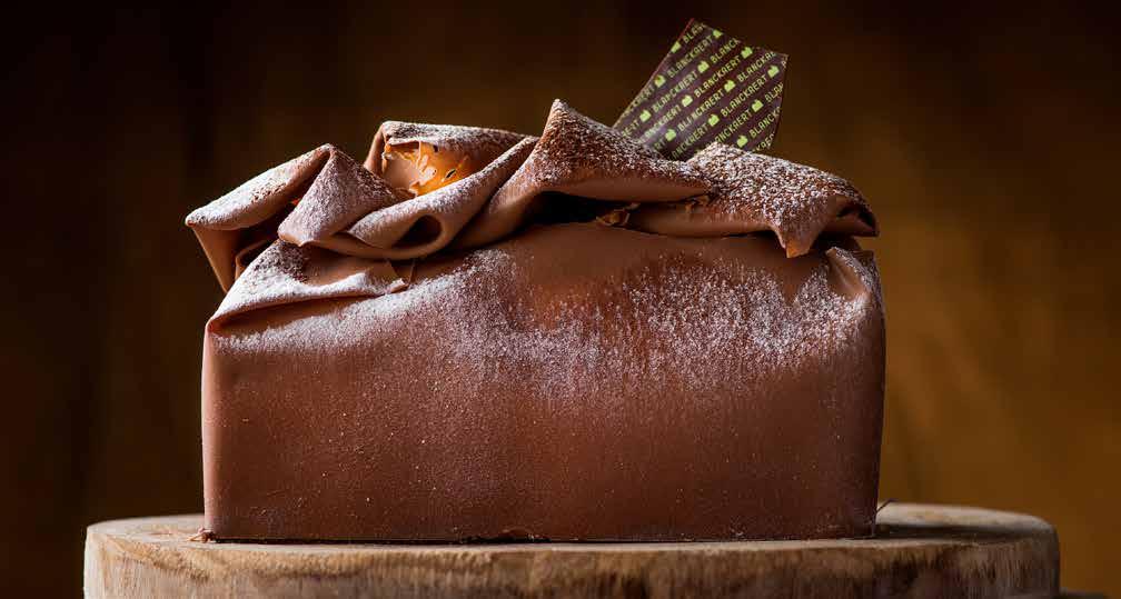 Fôret noir chocolade mousse slagroom omhuld met een dun laagje melkcaramelchocolade chocolade biscuit Fôret noir: