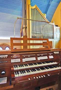 Doordat deze Sesquialter fluitmensuur heeft, en dus eigenlijk een 2 sterke Cornet is, klinkt hij milder. De fronten van het Pels-orgel in de Clemenskerk. Foto genomen in 2005.