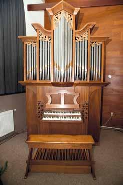 (Foto: Johan Sjoukema, Leeuwarden) Oude en nieuwe orgels Doordat Damwâld uit drie voormalige dorpen bestaat en bovendien nogal wat verschillende kerkgenootschappen telt, is het een behoorlijk aantal