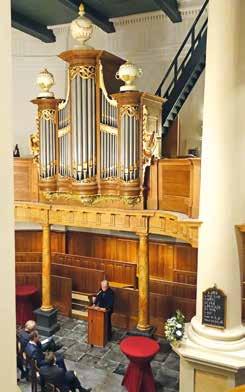 2018 Friese Orgelkrant pagina 7 op het orgel beantwoorden aan deze classicistische geest. Op deze manier vormen het gebouw, het interieur en het orgel een mooi voorbeeld van een Gesamtkunstwerk.