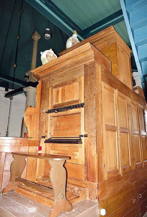 De ornamenten van de kas werden gemaakt door J. Schaddé. Het éénklaviers orgel telde maar liefst 14 registers en kreeg zijkantbespeling, wat nieuw was in Friesland. In 1854 voegde W.