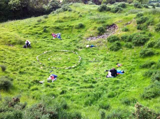 aan de landschapsengel. En we deden drie maal deze gebaren met elkaar. Daarna verbonden we deze nieuwe cultplaats met andere plaatsen waar we al op deze wijze hadden gewerkt.