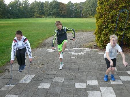 We hopen u voldoende te hebben geïnformeerd. KLASSENDAG LEERJAAR 1 EN 2 De dag voordat de herfstvakantie begint hebben we voor leerjaar 1 en 2 een traditionele afsluiting. De klassendag.