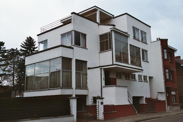 Woning Haegens in Zele In 1928 sloot Hoste zich aan bij de Congrès Internationaux d'architecture Moderne (CIAM), een organisatie ter bevordering van functionele architectuur en stedenbouwkunde.