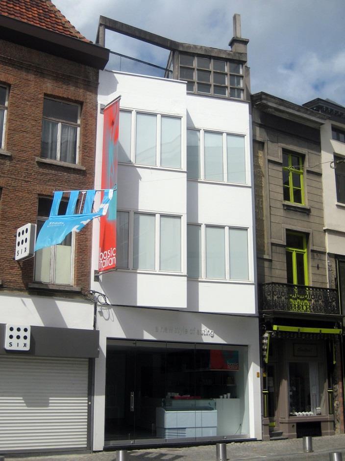 Een ander pareltje Winkelwoning op de Bruul te Mechelen De winkelwoning die Hoste in 1938 realiseerde in de Bruul (vlakbij de Botermarkt), is misschien beter gekend bij de meeste Mechelaars.