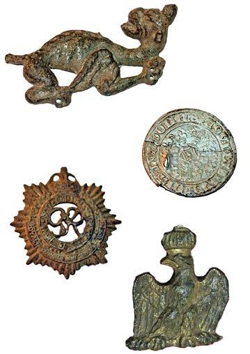 Voorbeelden uit de collage: fibulae uit Merovingisch en Karolingische tijden, maar ook recentere zaken zoals een pijpstamper, een met een zwaan versierd