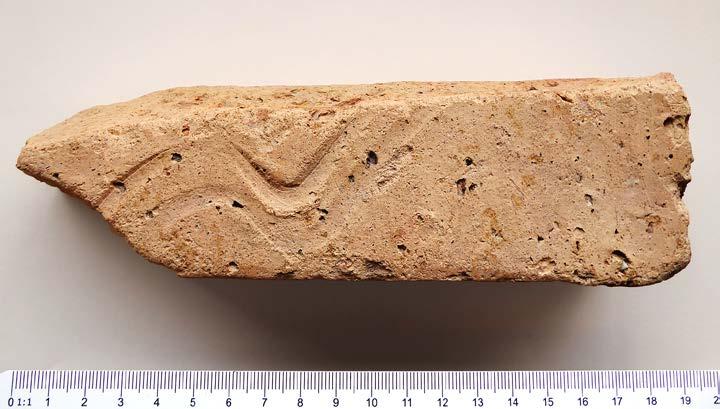 Afb. 3 Fragment van een platte baksteen, mogelijk daterende uit de Karolingische tijd.