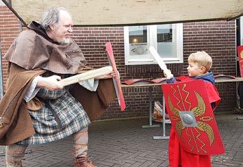 Deze trok veel belangstelling en werd voortreffelijk gedemonstreerd door de twee bouwers ervan.