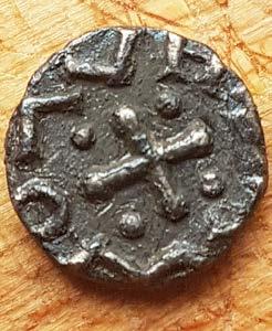 De keerzijde van de munt toont enkele letters in een vierkant. De andere twee zijn van het continentaal runen type.