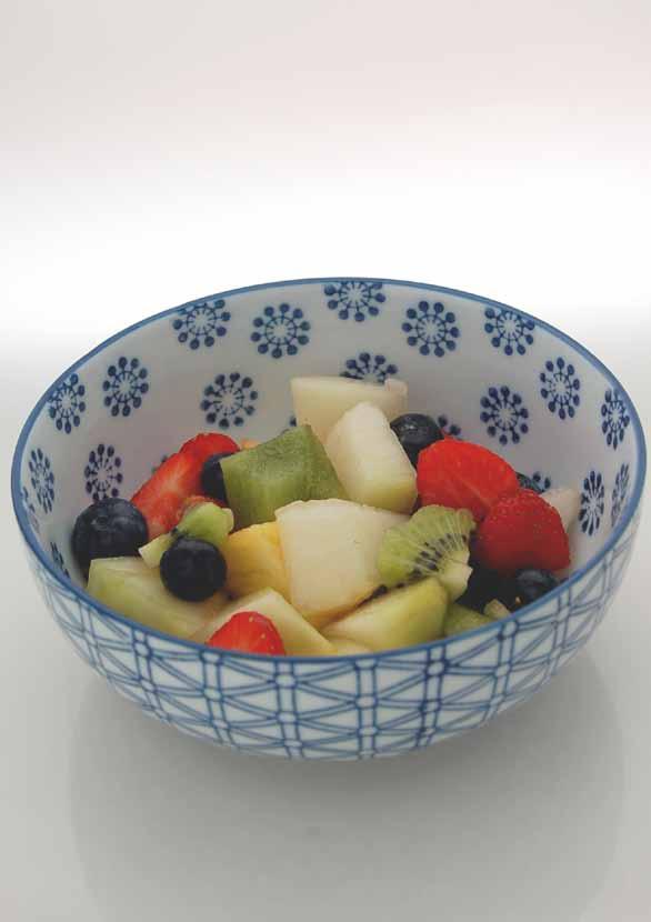 Fruit Salade (2 porties) 1/8 cantaloupe meloen (geschild, zaad verwijderd) 50g aardbeien (gewassen en kroontjes verwijderd) 50g blauwe bessen (gewassen) 1 kiwi (geschild) 2 ringen verse ananas Snij