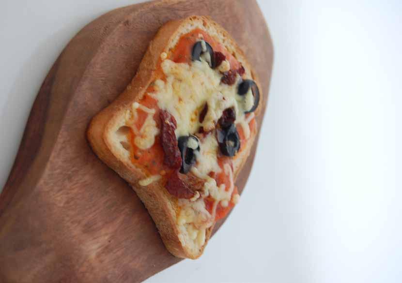 1 snee glutenvrij brood Pizza (1 portie) Voor de pizza saus: 1 tl olijfolie 2 tomaten (gewassen en in blokjes) ½ tl oregano peper en zout Voor de pizza topping: kaas 1 zwarte olijf, in stukjes ½