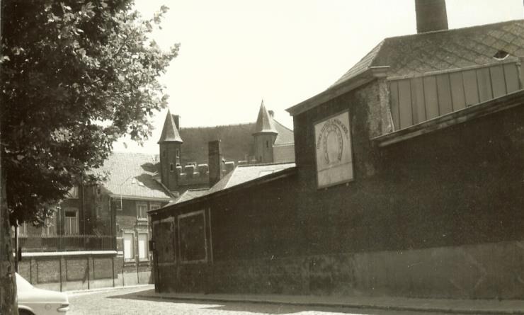 links de oude fabriek van Van