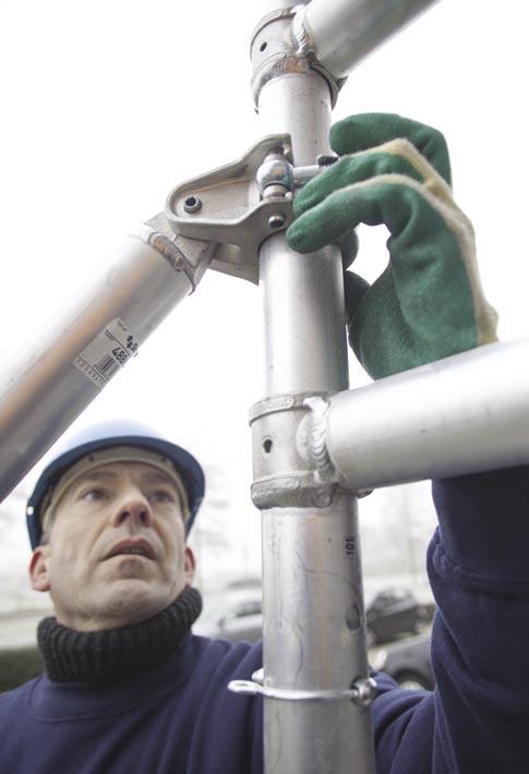 Monteer de stabilisatoren aan de buitenzijde van de rolsteiger.