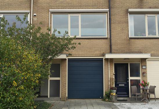 Ruime drive-in woning! Ruime drive-in-woning nabij het centrum van Nieuwkoop. De woning is gesitueerd in een kindvriendelijke woonwijk en beschikt over een ruime achtertuin.