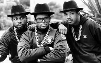 HIPHOP (jaren 80) De muziek van de hiphopcultuur is eind jaren 70 in de Afro-Amerikaanse wijken van New York ontstaan. De manier van zingen die hierbij hoort, is de rap.