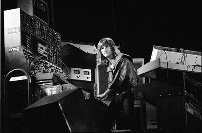 Toetsen De synthesizer is pas eind jaren 60 uitgevonden en heeft zich vooral in de jaren 80 sterk ontwikkeld. Eerst gebruikte men een echte piano in de popmuziek.