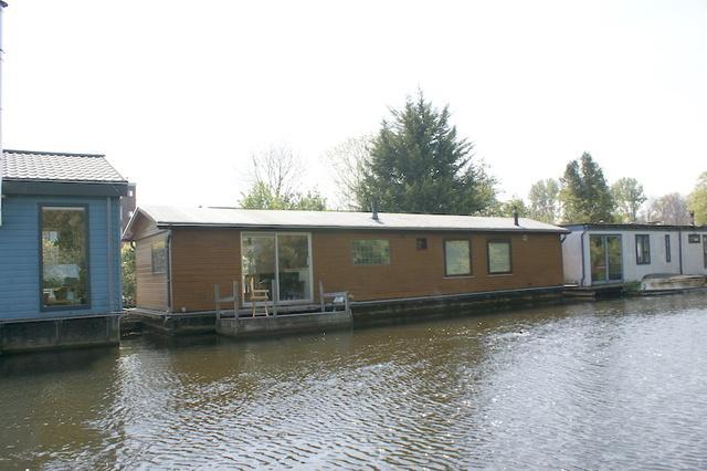 entree (circa 2,05 / 1,37 x 1,68 / 0,80 meter) badkamer met bad, toilet en wastafel (circa 1,60 x 1,90 meter)