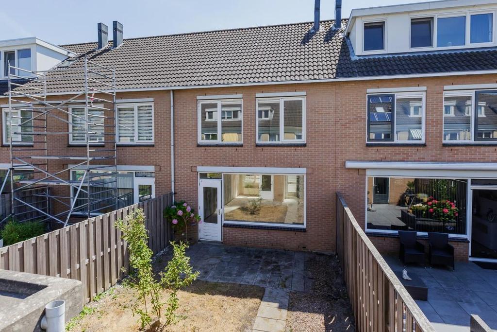 Royale erkerwoning in de woonwijk Kerk & Zanen Om de hoek een speeltuin én het Chinapark! Op een mooie plek in de woonwijk Kerk en Zanen bieden wij u deze heerlijk ruime woning te koop aan.