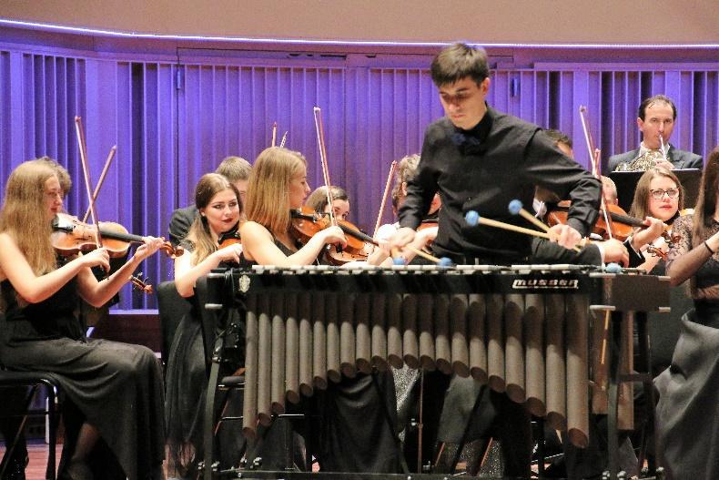 De opbrengst van het concert was bestemd voor de opleiding van de studenten, uitgevoerd door het International Symphony Orchestra Lviv uit de