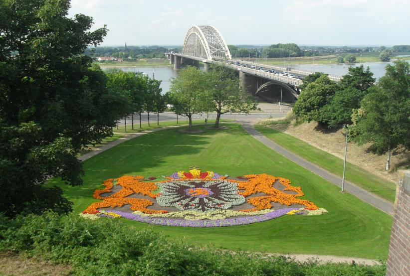 Waalbroki nanga a bromkiwapen fu Neimegen Waalbrug en het bloemenwapen van Nijmegen Onderwerpen die