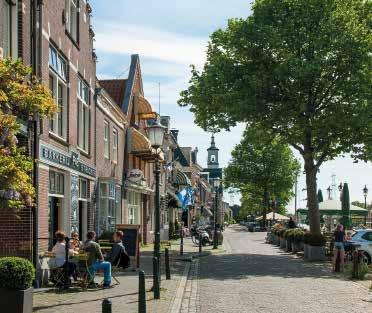 De trekvaart, de oude handelsroute tussen Amsterdam en Naarden, loopt dwars door De Krijgsman en verbindt zo de wijk met de hoofdstad en t Gooi.