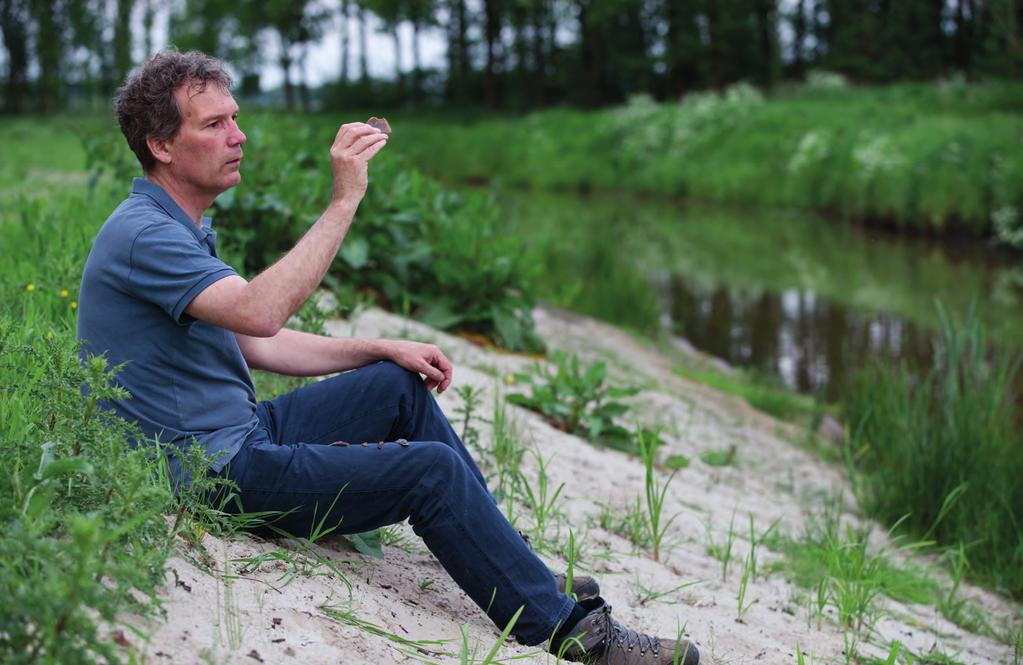 Lochtenrek: een archeologische goudmijn Wiebe van der Vliet doet archeologische vondsten in zijn achtertuin Wiebe van der Vliet viel met zijn neus in de boter toen zijn vrouw en hij in Makkinga