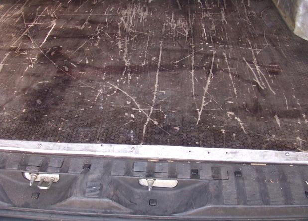 1.7 Beschadigde kofferbakranden Schade aan de onderzijde van de kofferbakrand is acceptabel zolang deze schade uit niet meer dan
