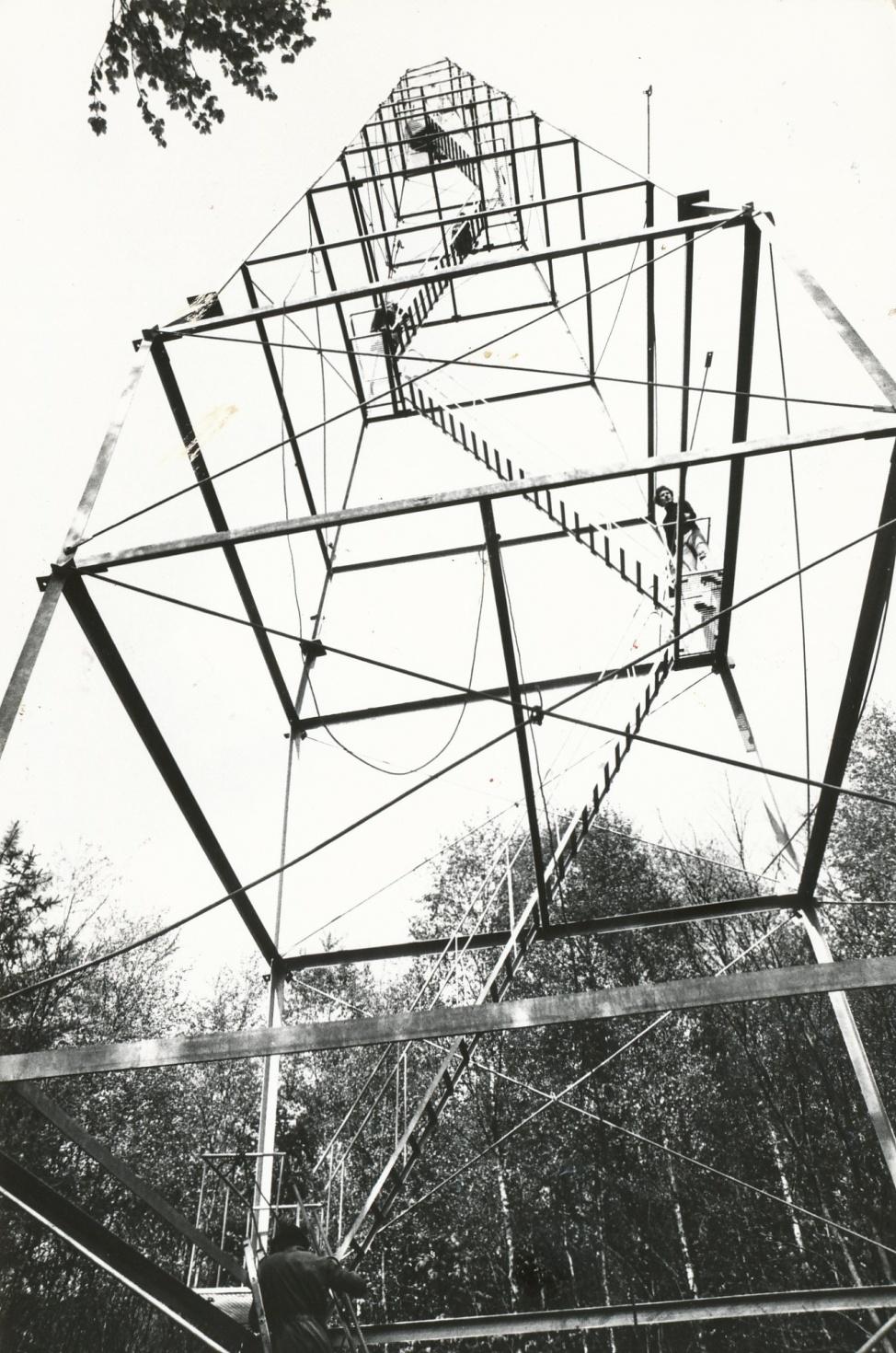 De oude uitkijktoren op de Amerongse Berg. Die is afgebroken nadat die dienst gedaan had als brandweertoren. De toren was door slecht onderhoud te gevaarlijk geworden en werd afgebroken.