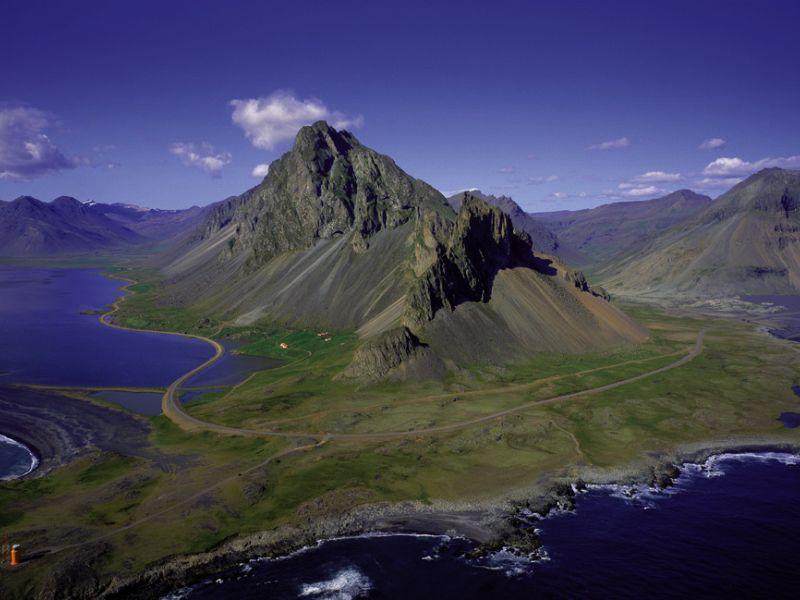 REISOMSCHRIJVING Als u er de voorkeur aan geeft met uw eigen auto naar IJsland te reizen kunt gebruik maken van de ferry van Smyril Line vanuit Hirtshals in Denemarken naar Seyðisfjörður