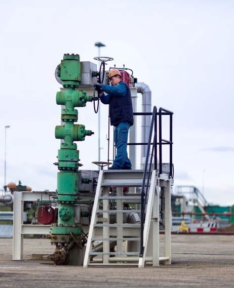 Hoe wordt magnesiumzout gewonnen? Het magnesiumzout zit tot wel 2000 meter diep in de grond. Toch is het heel eenvoudig om het zout naar boven te halen.