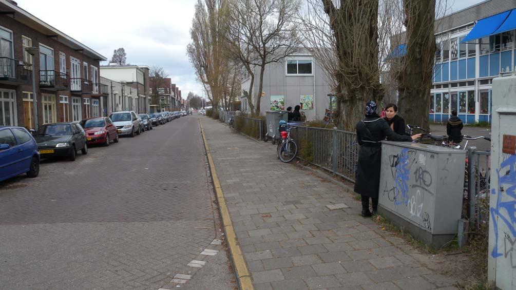 weinig parkeerruimte waardoor ouders hun auto kriskras neerzetten met alle gevolgen vandien.