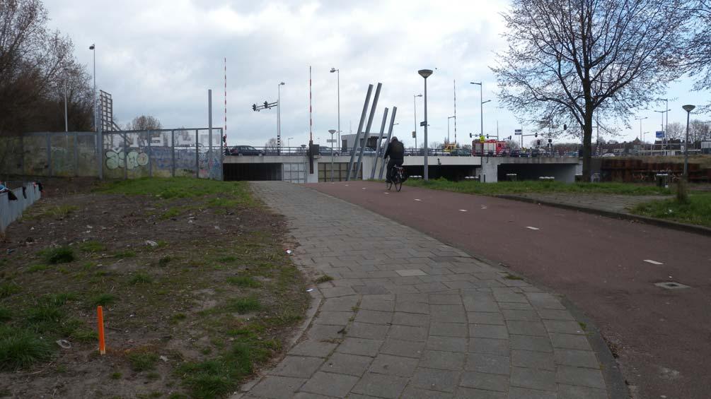 regelmatig komen politieagenten langs om te bekeuren maar ook dat werkt maar korte tijd Er komt een fietsbrug over het Noord Hollands kanaal richting Mosplein (start werkzaamheden eind 2011).