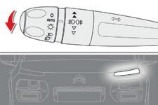 Verlichting en zicht Verlichting overdag / Parkeerlichten (LED-verlichting) Parkeerlichten 4 De leds worden automatisch ingeschakeld als de motor wordt gestart.