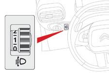 Verlichting en zicht Follow me home-verlichting Koplampen in hoogte verstellen Automatisch Als de functie "automatische verlichting" is geactiveerd, gaat bij een geringe lichtsterkte van de omgeving