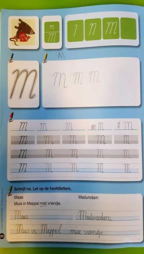 Groep 4 In groep 4 zijn we druk bezig met het schrijven van de hoofdletters. Het aanleren van de hoofdletters gaat op alfabetische volgorde.