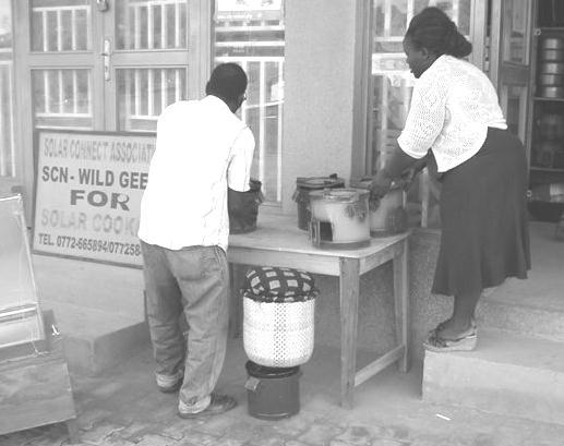 Solar Cookingbedrijf in Mbarara, Uganda 2011 was het eerste jaar dat het Mbarara Production and Distribution Center op eigen kracht en zonder financiële en