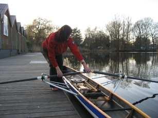 De modulaire methode Theorieboek roeien 21 Instappen in de boot TIP: Nooit gaan staan op huid, slidings of kielbalk!