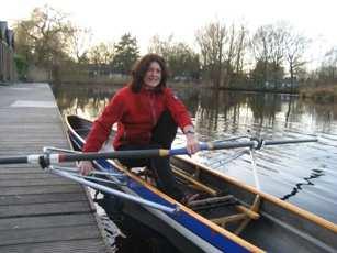 Zet met je watervoet het bankje halverwege de sliding. Houd met je walhand, het boord of de duwstang van de rigger vast.