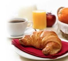 keuze (gepocheerd eitje, roerei, spiegelei, omelet) Luxe-ontbijt Vers fruitsap, 2 koffies of 1 kannetje thee, assortiment van broodjes, yoghurt met rode vruchten, croissant, koffiekoekjes,